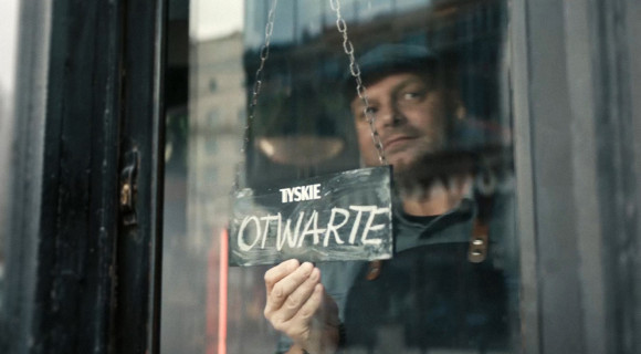 Tyskie w nowym spocie świętuje powrót przejść na TY w pubach